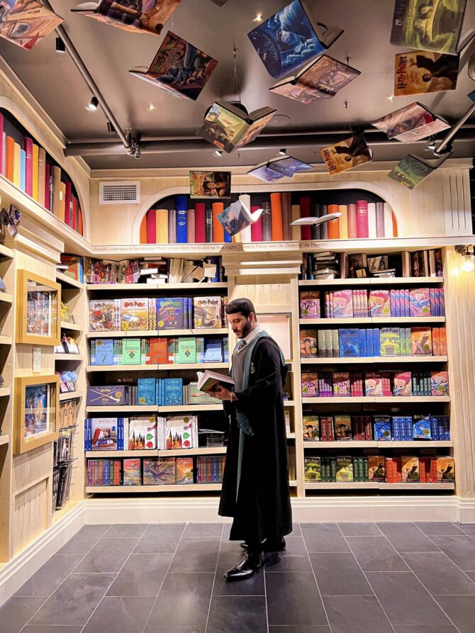 Harry Potter Store New York Floating Books Ceiling Slytherin Robe Cosplay